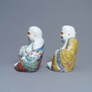 Twee Chinese famille rose figuren van Boeddha, zegelmerk en fabrieksmerk, 19e eeuw — foto 2