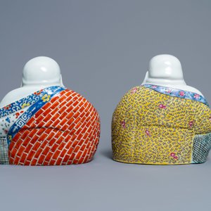 Twee Chinese famille rose figuren van Boeddha, zegelmerk en fabrieksmerk, 19e eeuw — foto 3
