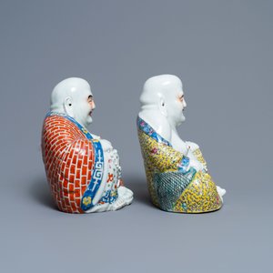 Twee Chinese famille rose figuren van Boeddha, zegelmerk en fabrieksmerk, 19e eeuw — foto 4