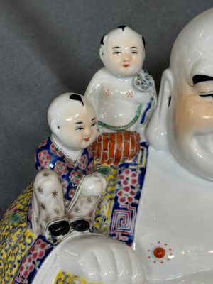 Twee Chinese famille rose figuren van Boeddha, Zhu Mao Ji Zao 朱茂記造 en Zhu Yitai 朱義泰 merk, Republiek — foto 12