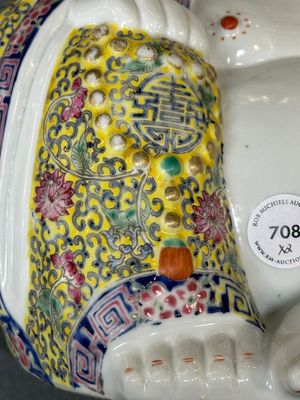 Twee Chinese famille rose figuren van Boeddha, Zhu Mao Ji Zao 朱茂記造 en Zhu Yitai 朱義泰 merk, Republiek — foto 15