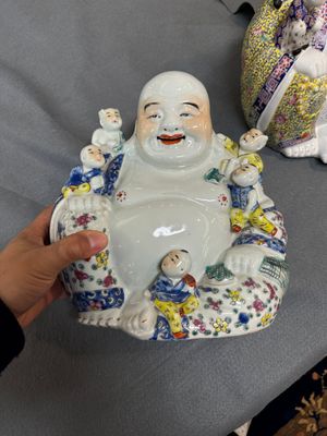 Twee Chinese famille rose figuren van Boeddha, Zhu Mao Ji Zao 朱茂記造 en Zhu Yitai 朱義泰 merk, Republiek — foto 2