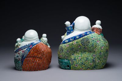 Twee Chinese famille rose figuren van Boeddha, Zhu Mao Sheng 朱茂生 merk, 19/20e eeuw — foto 2