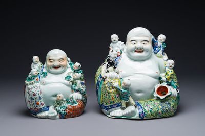 Twee Chinese famille rose figuren van Boeddha, Zhu Mao Sheng 朱茂生 merk, 19/20e eeuw