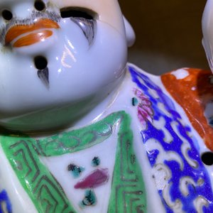 Twee Chinese famille rose figuren van een onsterfelijke, 19/20e eeuw — foto 13