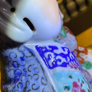 Twee Chinese famille rose figuren van een onsterfelijke, 19/20e eeuw — foto 14