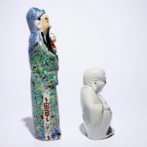 Twee Chinese famille rose figuren van onsterfelijken en een wit-geglazuurde Boeddha, 19/20e eeuw — foto 12
