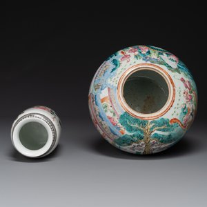Twee Chinese famille rose hoedensteunen, een vaas en een pot, 19e eeuw — foto 5