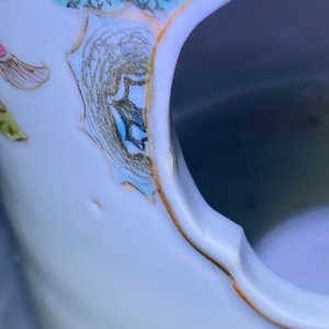 Twee Chinese famille rose hoedensteunen en een jardinière, 19/20e eeuw — foto 13