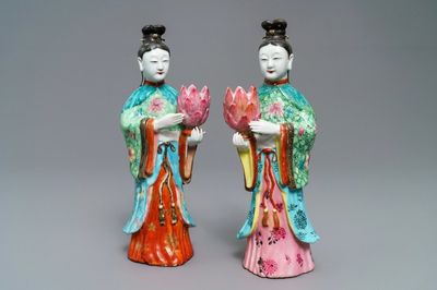 Twee Chinese famille rose kandelaars in de vorm van hofdames, Qianlong