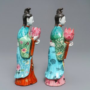 Twee Chinese famille rose kandelaars in de vorm van hofdames, Qianlong — foto 3
