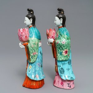 Twee Chinese famille rose kandelaars in de vorm van hofdames, Qianlong — foto 5
