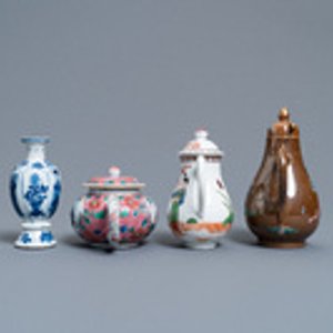Twee Chinese famille rose kannen, een theepot en een blauw-wit vaasje, Kangxi en later — foto 2