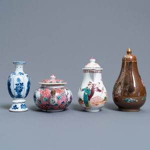 Twee Chinese famille rose kannen, een theepot en een blauw-wit vaasje, Kangxi en later — foto 4