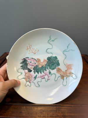 Twee Chinese famille rose kommen, een bord met boeddhistische leeuw en een 'Wu Shuang Pu' kom, 19e eeuw — foto 2