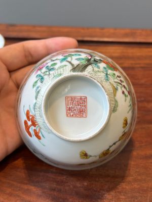 Twee Chinese famille rose kommen, een bord met boeddhistische leeuw en een 'Wu Shuang Pu' kom, 19e eeuw — foto 26