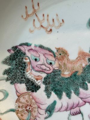 Twee Chinese famille rose kommen, een bord met boeddhistische leeuw en een 'Wu Shuang Pu' kom, 19e eeuw — foto 3