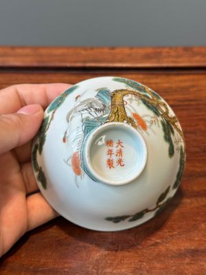 Twee Chinese famille rose kommen, een bord met boeddhistische leeuw en een 'Wu Shuang Pu' kom, 19e eeuw — foto 33