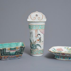 Twee Chinese famille rose kommen en een wandvaas, 19e eeuw — foto 1