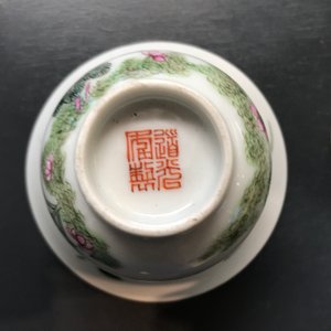 Twee Chinese famille rose koppen, een qianjiang cai theepot en schotel en een miniatuur hu vaasje, 19/20e eeuw — foto 15
