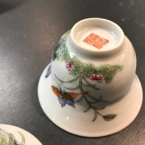 Twee Chinese famille rose koppen, een qianjiang cai theepot en schotel en een miniatuur hu vaasje, 19/20e eeuw — foto 16
