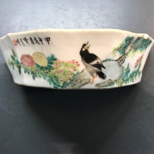Twee Chinese famille rose koppen, een qianjiang cai theepot en schotel en een miniatuur hu vaasje, 19/20e eeuw — foto 2