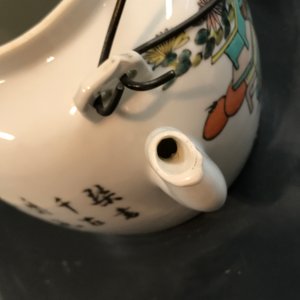 Twee Chinese famille rose koppen, een qianjiang cai theepot en schotel en een miniatuur hu vaasje, 19/20e eeuw — foto 5