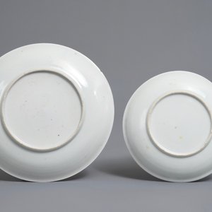 Twee Chinese famille rose koppen en schotels en een blauwwitte theepot, Kangxi/Qianlong — foto 3