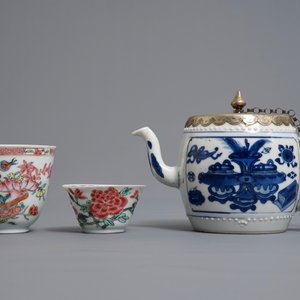 Twee Chinese famille rose koppen en schotels en een blauwwitte theepot, Kangxi/Qianlong — foto 4