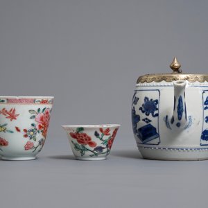 Twee Chinese famille rose koppen en schotels en een blauwwitte theepot, Kangxi/Qianlong — foto 5