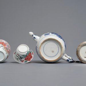 Twee Chinese famille rose koppen en schotels en een blauwwitte theepot, Kangxi/Qianlong — foto 9