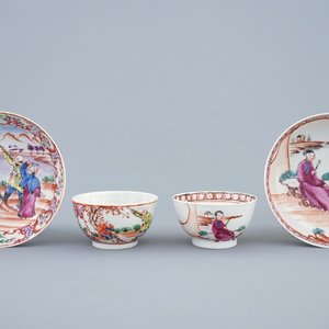 Twee Chinese famille rose koppen en schotels met Mandarijns decor, Qianlong — foto 1