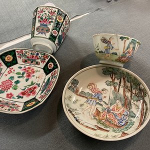 Twee Chinese famille rose koppen en schotels, Yongzheng/Qianlong — foto 17