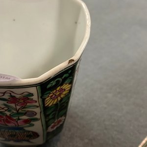 Twee Chinese famille rose koppen en schotels, Yongzheng/Qianlong — foto 10
