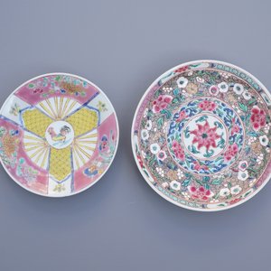 Twee Chinese famille rose koppen en schotels, Yongzheng — foto 10