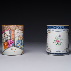 Twee Chinese famille rose kroezen met figuratief en floraal decor, Qianlong — foto 1