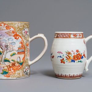 Twee Chinese famille rose kroezen met mandarijns en floraal decor, Qianlong — foto 2