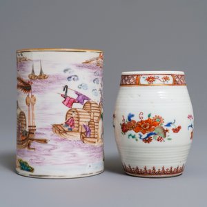 Twee Chinese famille rose kroezen met mandarijns en floraal decor, Qianlong — foto 3