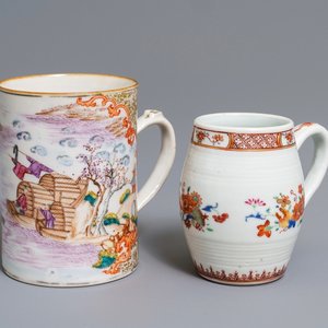 Twee Chinese famille rose kroezen met mandarijns en floraal decor, Qianlong — foto 1