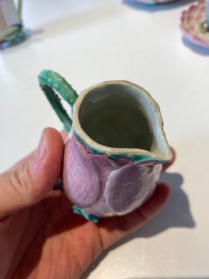 Twee Chinese famille rose 'lotus' koppen en schotels en twee kannetjes met reliëfdecor, Yongzheng — foto 13