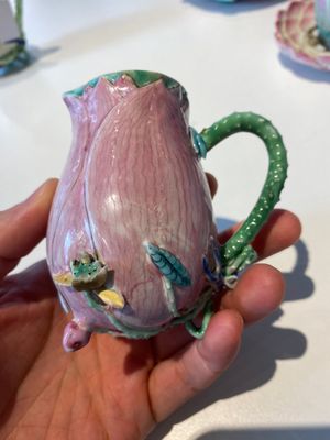 Twee Chinese famille rose 'lotus' koppen en schotels en twee kannetjes met reliëfdecor, Yongzheng — foto 15