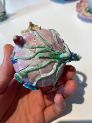 Twee Chinese famille rose 'lotus' koppen en schotels en twee kannetjes met reliëfdecor, Yongzheng — foto 16