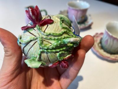 Twee Chinese famille rose 'lotus' koppen en schotels en twee kannetjes met reliëfdecor, Yongzheng — foto 3