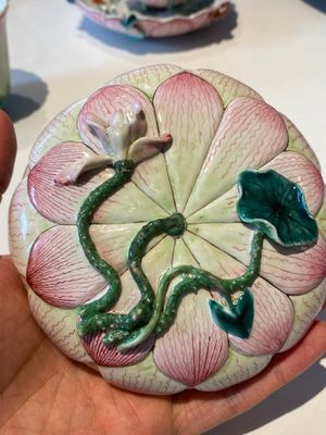 Twee Chinese famille rose 'lotus' koppen en schotels en twee kannetjes met reliëfdecor, Yongzheng — foto 33