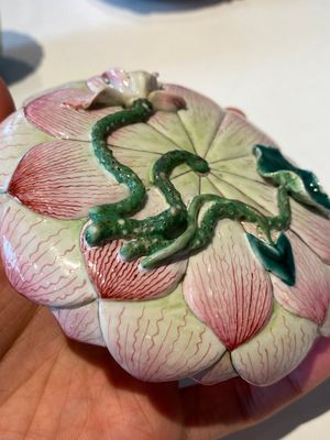 Twee Chinese famille rose 'lotus' koppen en schotels en twee kannetjes met reliëfdecor, Yongzheng — foto 34