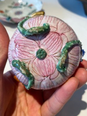 Twee Chinese famille rose 'lotus' koppen en schotels en twee kannetjes met reliëfdecor, Yongzheng — foto 42
