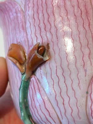 Twee Chinese famille rose 'lotus' koppen en schotels en twee kannetjes met reliëfdecor, Yongzheng — foto 44