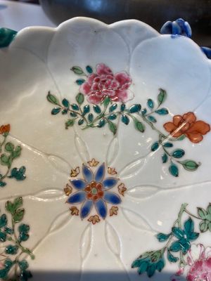 Twee Chinese famille rose 'lotus' koppen en schotels en twee kannetjes met reliëfdecor, Yongzheng — foto 50