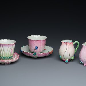 Twee Chinese famille rose 'lotus' koppen en schotels en twee kannetjes met reliëfdecor, Yongzheng — foto 2