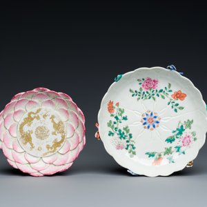 Twee Chinese famille rose 'lotus' koppen en schotels en twee kannetjes met reliëfdecor, Yongzheng — foto 3